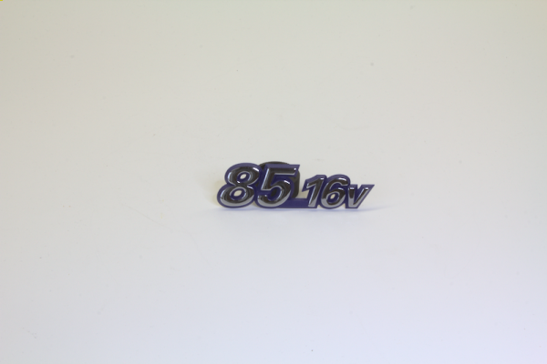 Typenzeichen „85 16v“ (46479116), Fiat / Lancia Original Teil
